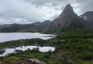 Barren mountains in front of a mountain lake and a cloudy sky // &copy; Barbara Stabenow