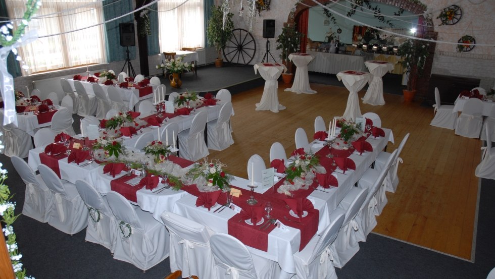 De zaal in het restaurant en pension "Zum Eichenkrug" is ook ideaal voor feesten en partijen., © Gaststätte und Pension "Zum Eichenkrug" / Schulz