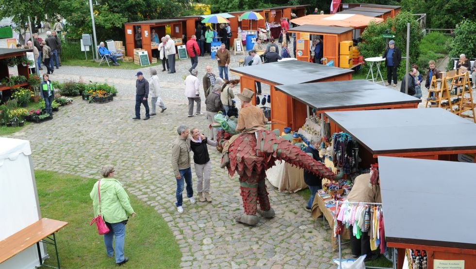Elke eerste zondag van het seizoen biedt de Biosph&auml;re-Schaalsee markt voor het PAHLHUUS producten uit de regio aan. // &copy; TMV/Foto@Andreas-Duerst.de
