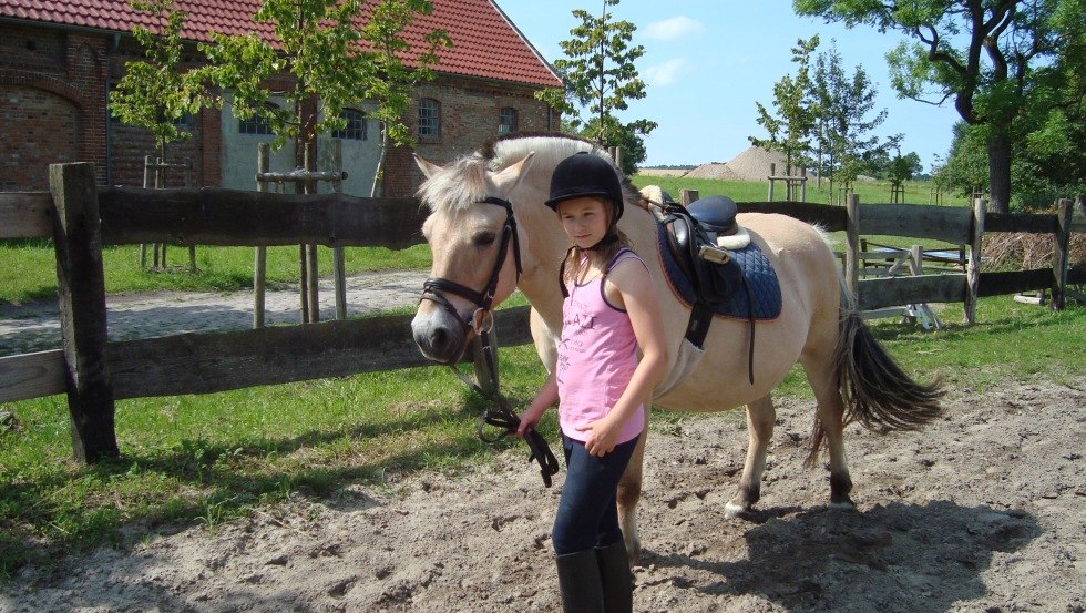 In de zomer rijden we in de grote rijbak met sprongen of cross-country, terwijl we in de winter de grote, moderne binnenbak gebruiken, met een tribune voor toeschouwers. Mama's en papa's kunnen dan trots toekijken hoe hun kroost vooruitgang boekt., © Reit- und Fahrverein Obermützkow e.V.