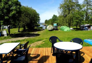 Geniet van het terras met uitzicht op het Stichkanal // © Naturcampingplatz Lassan Geniet van het terras met uitzicht op het Stichkanal // © Naturcampingplatz Lassan