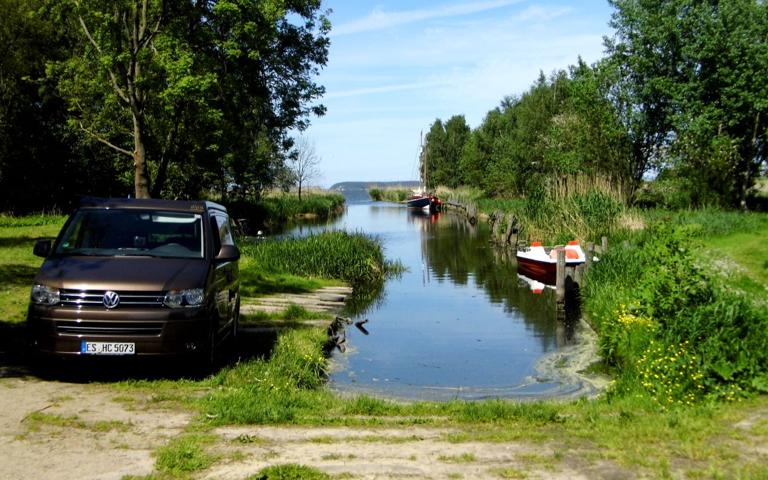 Aan onze steiger in het Stichkanal hebben we plaats voor boten met een diepgang tot 70 cm., © Naturcampingplatz Lassan