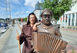 City tour "Let there be light" with the monk // © Uta Sommer City tour "Let there be light" with the monk // © Uta Sommer