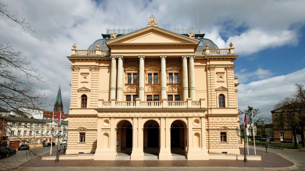 Widok na zabytkowy budynek Teatru Państwowego Meklemburgii-Schwerin. // &copy; Mecklenburgisches Staatstheater
