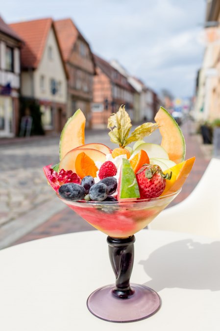 Delicious ice cream sundae with fresh fruit, © Nadine Rupp