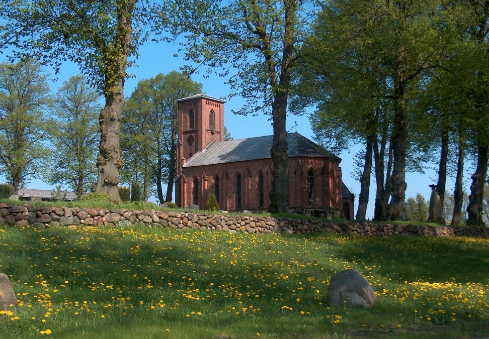 Wiejski kościół w Mirowie wiosną, © Foto: Karl-Georg Haustein