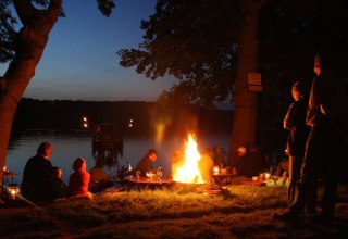 Prachtige concertambiance met zonsondergang en fakkels, © ruhepuls Sporttouristik/Köller