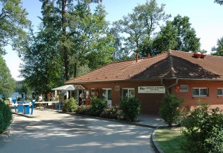 Welkom op de Drewensee! In het receptiegebouw vind je ook een winkeltje en de sanitaire voorzieningen. // © Haveltourist Welkom op de Drewensee! In het receptiegebouw vind je ook een winkeltje en de sanitaire voorzieningen. // © Haveltourist