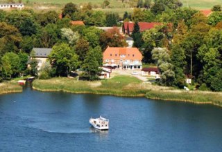 View of the Inselhotel directly at the Dobbertin Lake, &copy; Inselhotel Dobbertin/Kapit&auml;n M&uuml;ller