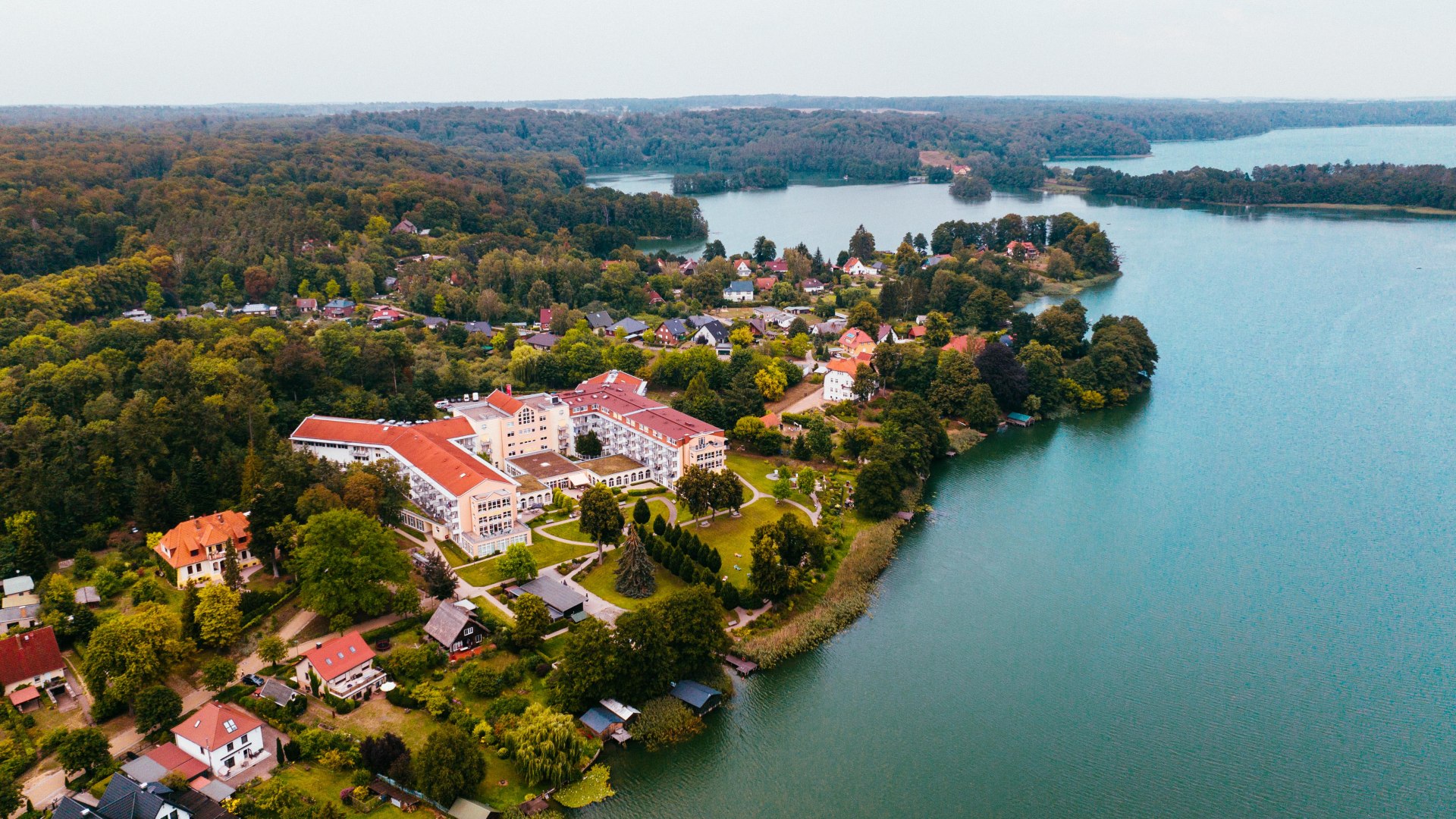 Het Medical Wellness Centre Feldberger Seenlandschaft ligt direct aan het meer en is vanuit de lucht te zien.