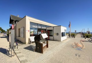 Haus des Gastes w Bansin to pierwsze miejsce, do którego docierają turyści, osoby zainteresowane wydarzeniami i miłośnicy sztuki. // © KaiserbäderTouristmusService GmbH Haus des Gastes w Bansin to pierwsze miejsce, do którego docierają turyści, osoby zainteresowane wydarzeniami i miłośnicy sztuki. // © KaiserbäderTouristmusService GmbH