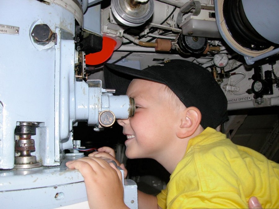 Timi przy peryskopie., © Erlebniswelt U-Boot GmbH