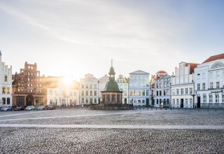 Market square with water art in the Hanseatic City of Wismar at sunrise, &copy; TMV/Gross