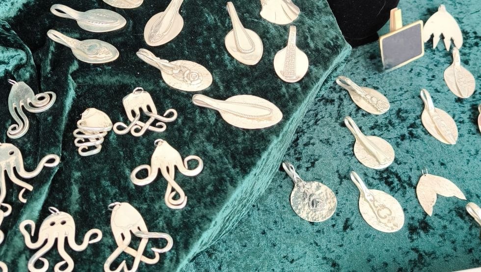 Zilveren sieraden gemaakt van zilverwerk, &copy; S. Hunsum