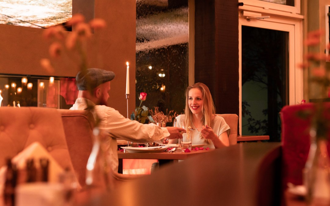 Diner bij de open haard, © TRIHOTEL Rostock