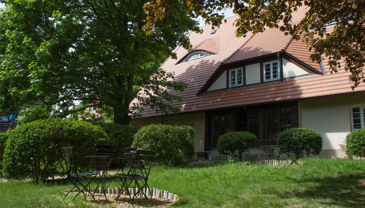 Gezellige zitjes overal in de tuin van de Winkelkraut wilde kruidenboerderij, © Wildkräuterhof Winkelkraut / Antje Conrad