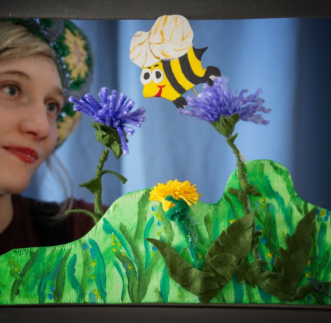 &copy; Hummel 2 Flora-Fabula_Rostock-2026_Foto_Maren-Winter_03 - Martina Witte