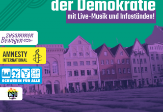 Fest der Demokratie. Marktplatz Schwerin. Am 04.04.2026 von 12-18.Bildhintergrund ist die Silhouette vom Marktplatz in Schwerin in lila gehalten. // &copy; Zusammen bewegen