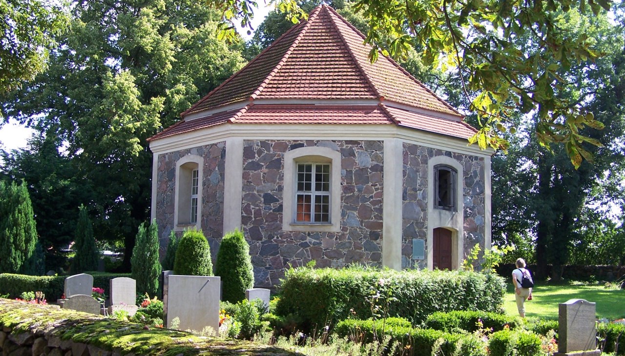 Ośmiokątny kościół jest wyjątkowy pod względem architektonicznym tylko ze względu na swój układ, © Kurverwaltung Feldberger Seenlandschaft