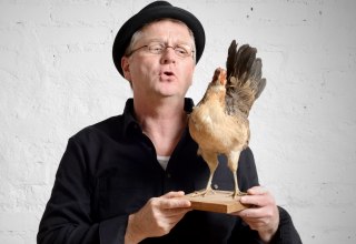 "Lyrik mit Nebenwirkung – Lachen nicht ausgeschlossen" – Lyrischer Streifzug mit Hagen Möckel am 5. Juni 2026 im Literaturhaus "Uwe Johnson". // © Karin Böhme "Lyrik mit Nebenwirkung – Lachen nicht ausgeschlossen" – Lyrischer Streifzug mit Hagen Möckel am 5. Juni 2026 im Literaturhaus "Uwe Johnson". // © Karin Böhme
