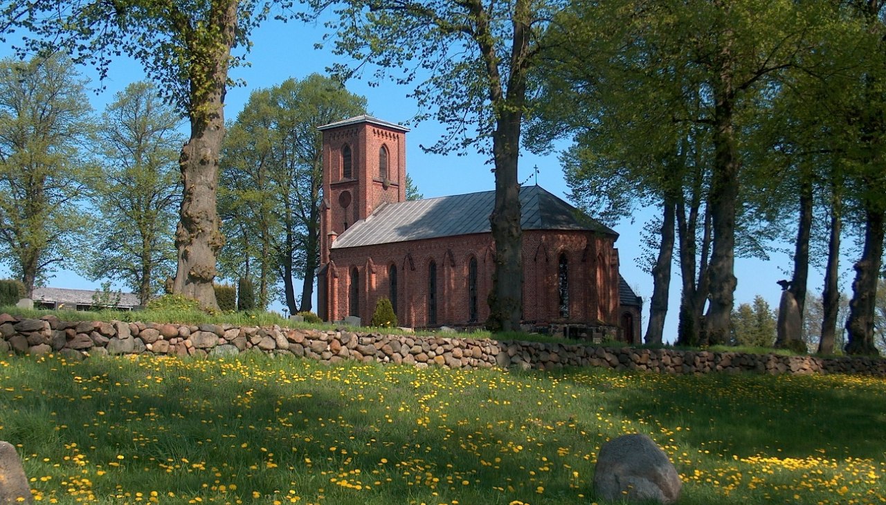 Mirow village church in spring, © Foto: Karl-Georg Haustein