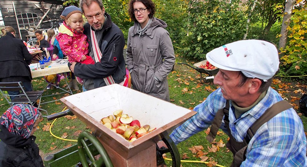 Vers sap wordt geperst uit appels, © Freilichtmuseum Klockenhagen