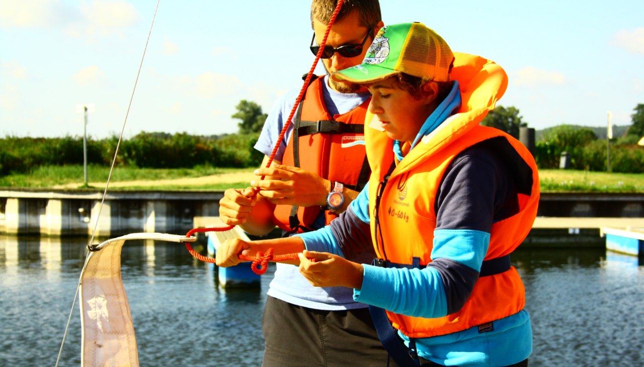 Knot tying during sailing course, © SeenLandAgentour Knot tying during sailing course, © SeenLandAgentour