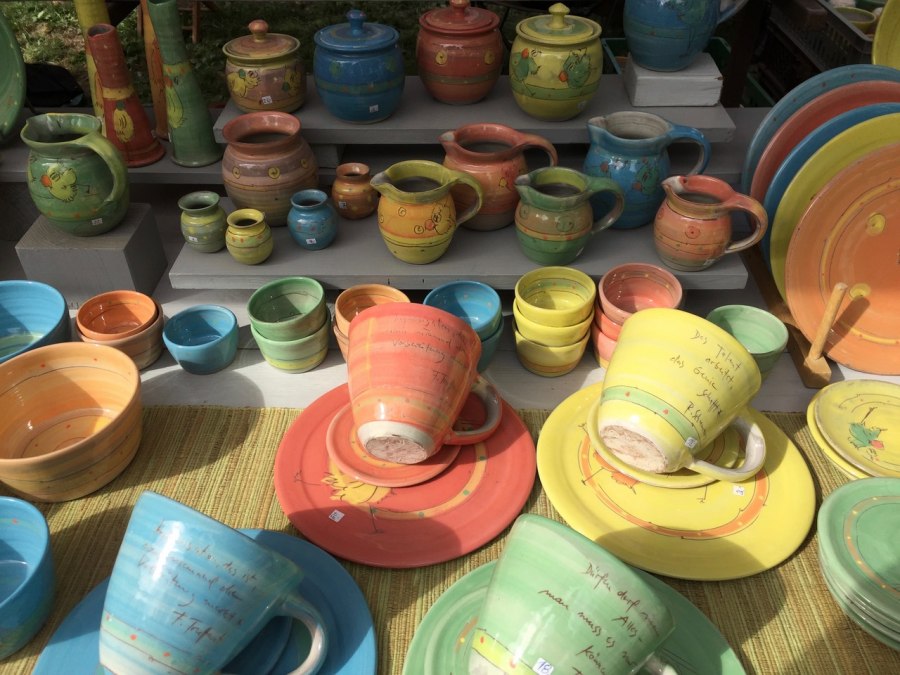 Kolorowa kamionkowa zastawa stołowa, © Regine Schönemann Kolorowa kamionkowa zastawa stołowa, © Regine Schönemann