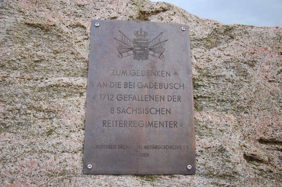 Een plaquette herdenkt de gevallenen van de Saksische cavalerieregimenten. // &copy; Gabriele Skorupski