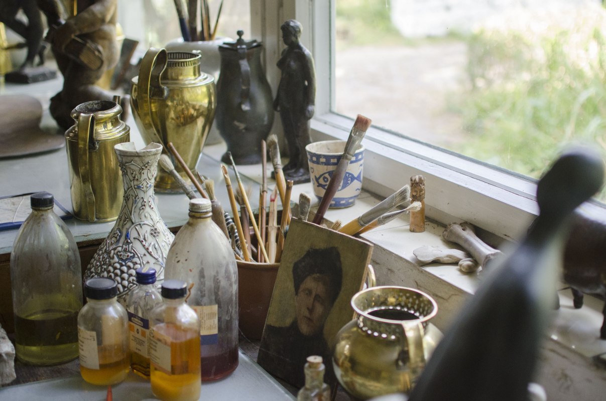 Painting utensils in the Otto Niemeyer-Holstein studio and museum, &copy; TMV/Nikulski