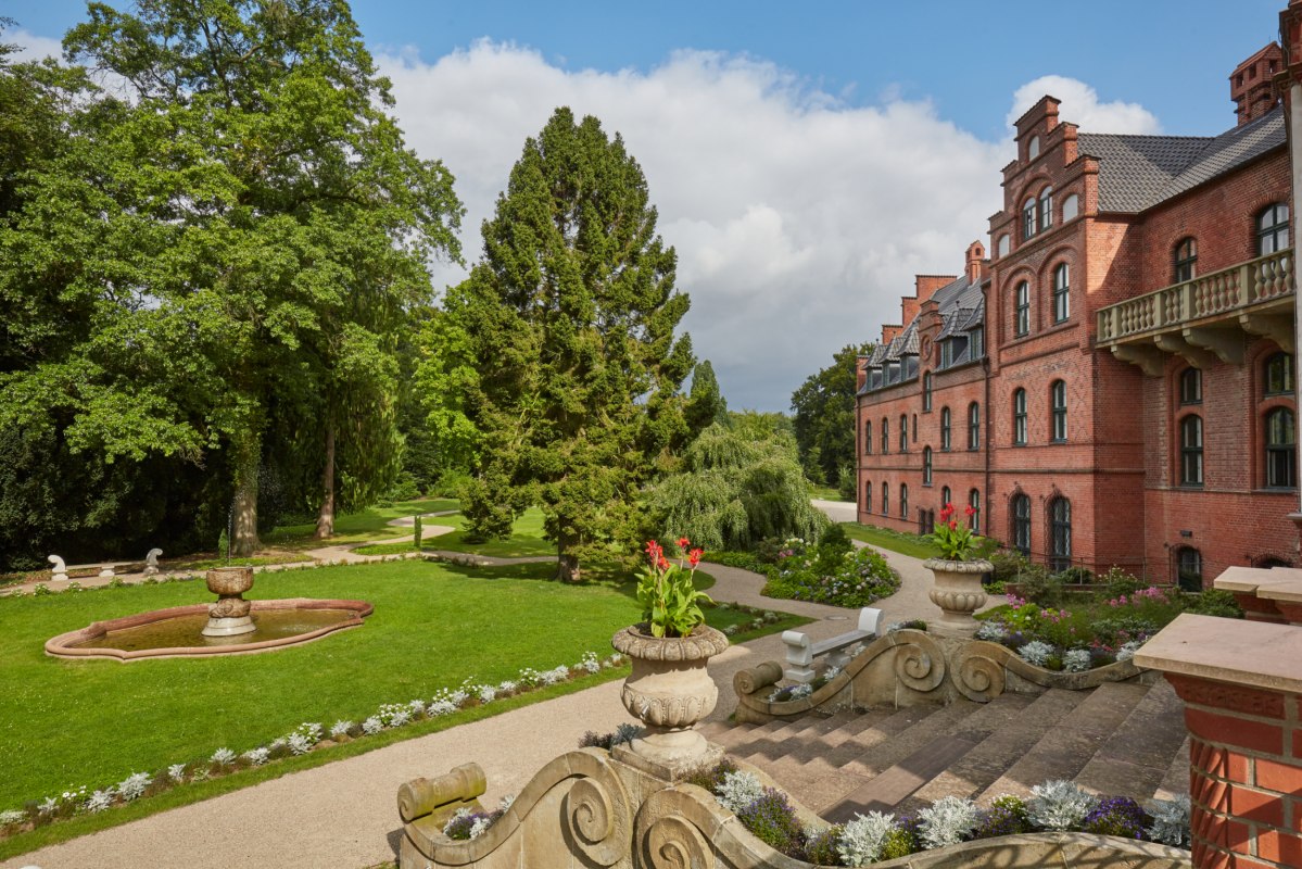 Forecourt with flight of steps at Wiligrad Castle, &copy; SSGK MV / Thomas Grundner
