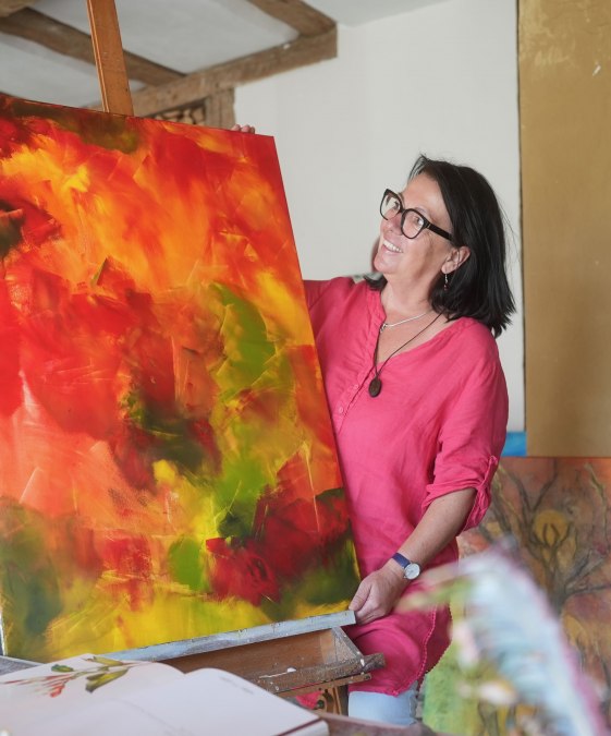 Atmosfera studia w Knapptelier: kreatywnie zaprojektowane pomieszczenie z jasnymi kolorami, ciepłym światłem i twórczym polotem. To tutaj wspólnie tworzone są indywidualne dzieła sztuki., © Knapptelier Atmosfera studia w Knapptelier: kreatywnie zaprojektowane pomieszczenie z jasnymi kolorami, ciepłym światłem i twórczym polotem. To tutaj wspólnie tworzone są indywidualne dzieła sztuki., © Knapptelier