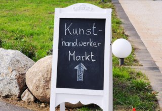 Schild Kunsthandwerkermarkt // © Ostseemühle Schild Kunsthandwerkermarkt // © Ostseemühle