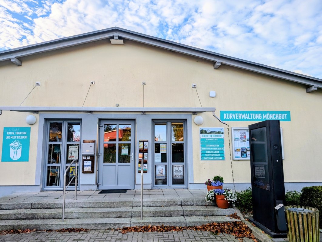Toeristenbureau Mönchgut – Buitenkant // © Kurverwaltung Mönchgut Toeristenbureau Mönchgut – Buitenkant // © Kurverwaltung Mönchgut