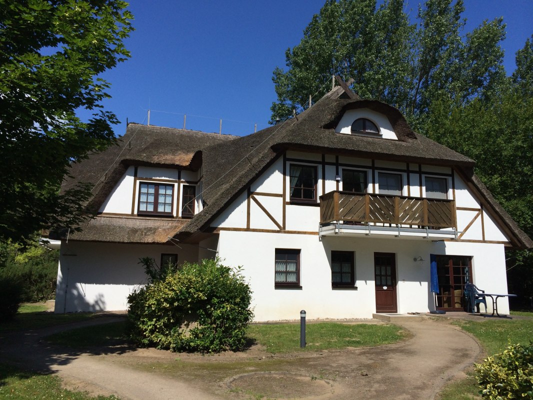 Haus Deichblick, vakantiewoningen onder een rieten dak, &copy; die Ahrenshooper