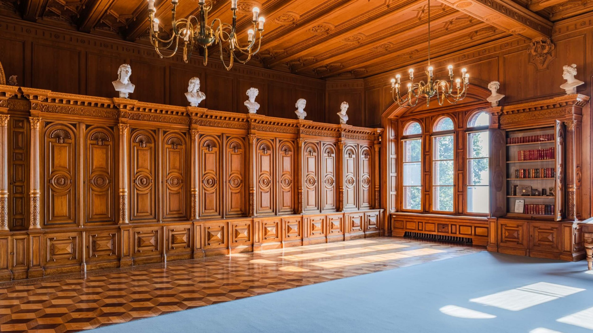 Als je aan de rechter plank trekt, opent zich in de bibliotheek van Schwerin Castle een verborgen doorgang naar de slaapkamer van de groothertogin - de bibliotheekkamer in Schwerin Castle. // Als je aan de rechter plank trekt, gaat er een verborgen doorgang open naar de slaapkamer van de groothertogin in de bibliotheek van kasteel Schwerin. // © MV-T/Tiemann Als je aan de rechter plank trekt, opent zich in de bibliotheek van Schwerin Castle een verborgen doorgang naar de slaapkamer van de groothertogin - de bibliotheekkamer in Schwerin Castle.