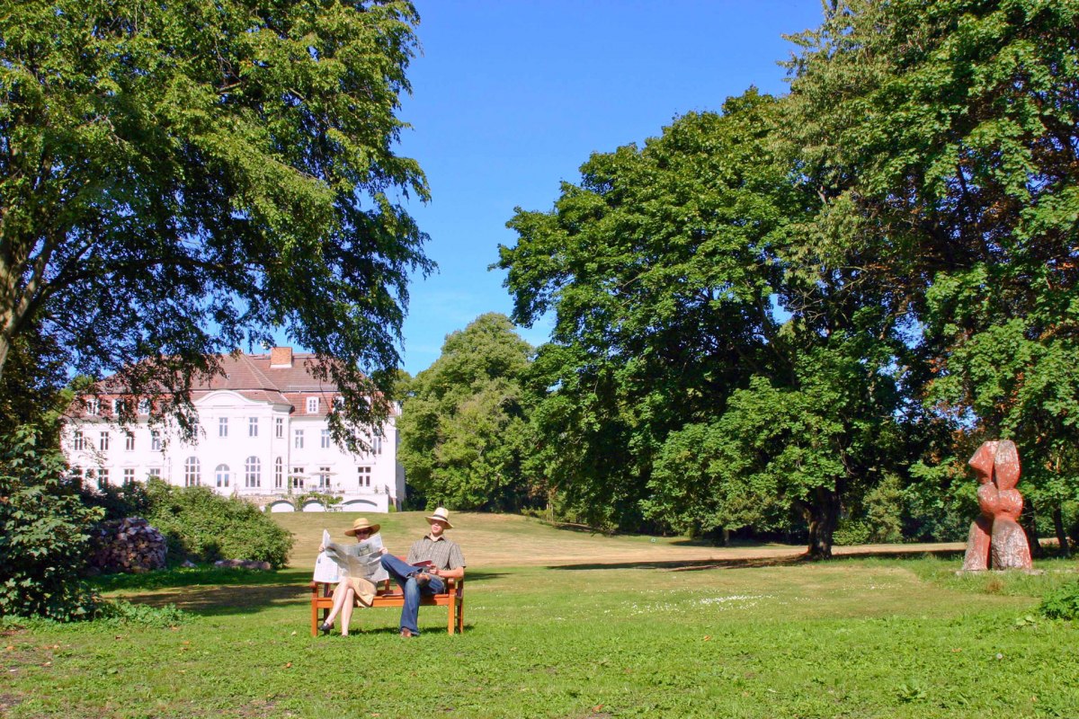 Ontspannen in het park van kasteel Zinzow // © Schloss Zinzow Ontspannen in het park van kasteel Zinzow // © Schloss Zinzow