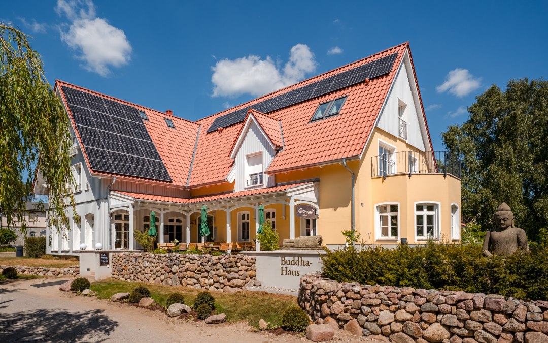 Centrum uzdrawiania znajduje się na pierwszym piętrze Domu Buddy. Na parterze znajduje się klasztorna kawiarnia i klasztorny sklep., © Aneka Schwerdtfeger