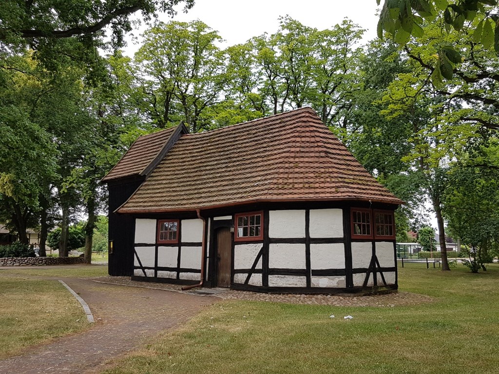 De dorpskerk in Peckatel wordt beschouwd als de oudste vakwerkkerk in Mecklenburg. // &copy; Lewitz e.V.