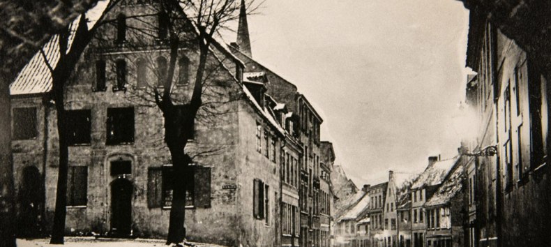 Blick aus dem Schwibbogen in die Lohgerberstraße, 1917 // © Geschichtswerkstatt Rostock e.V. Blick aus dem Schwibbogen in die Lohgerberstraße, 1917 // © Geschichtswerkstatt Rostock e.V.