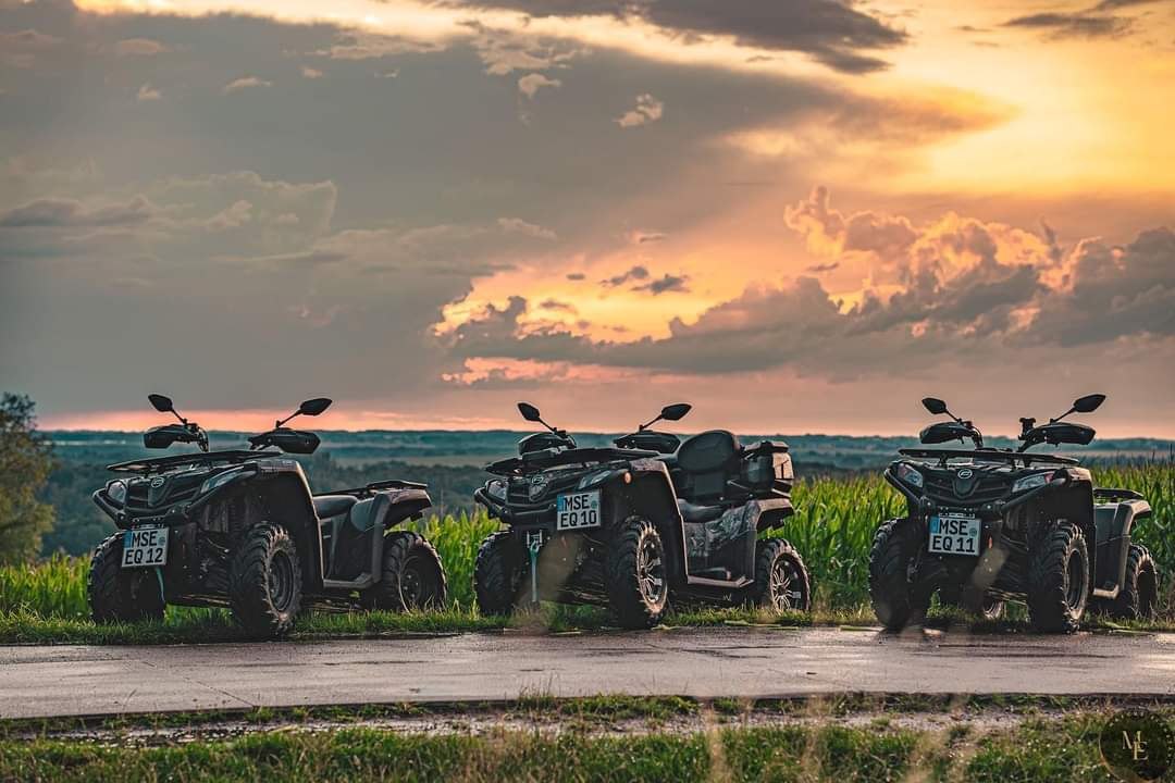 Verschillende quads van Eichi’s Landtour tegen de achtergrond van het landschap van het Mecklenburgse merengebied bij een sfeervolle avondzon. // © Eichis Landtour Verschillende quads van Eichi’s Landtour tegen de achtergrond van het landschap van het Mecklenburgse merengebied bij een sfeervolle avondzon. // © Eichis Landtour