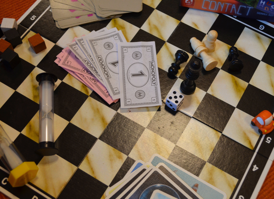 A chessboard with various game pieces, dice, play money and an hourglass on it., © Stadtbibliothek Stralsund A chessboard with various game pieces, dice, play money and an hourglass on it., © Stadtbibliothek Stralsund
