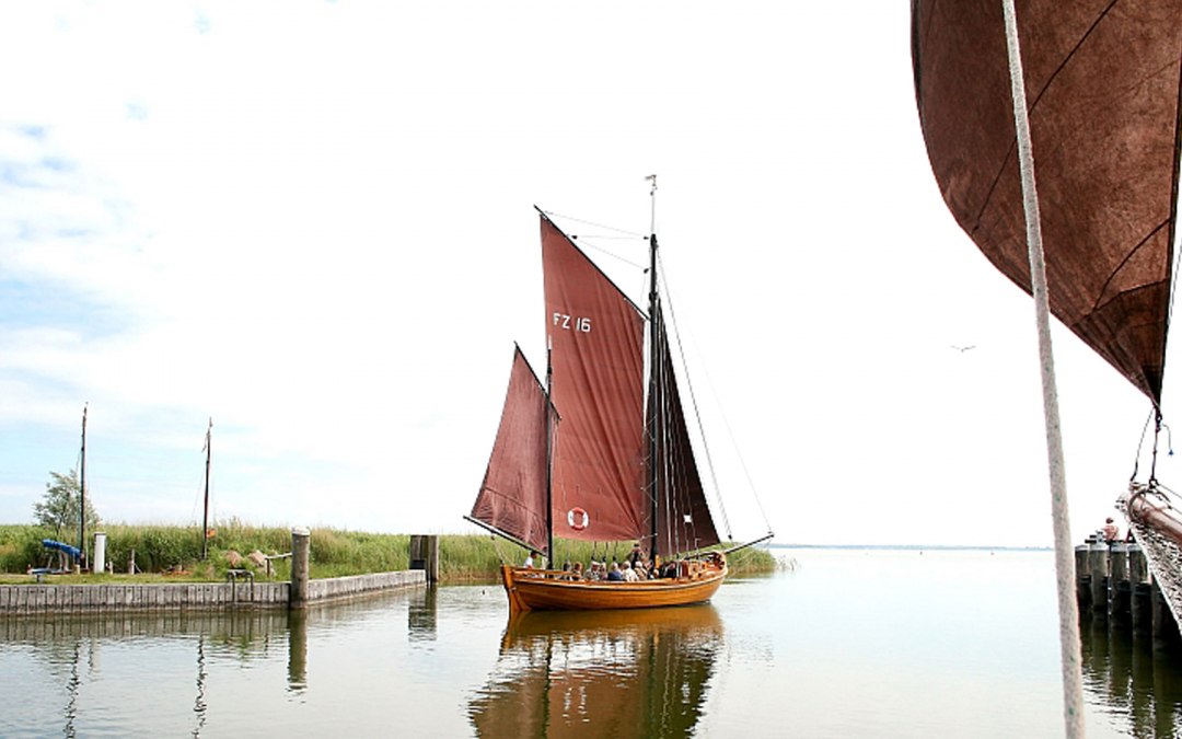 Zeesloep varend op de Saaler Bodden vanuit de haven van Althagen, © Uwe Grünberg