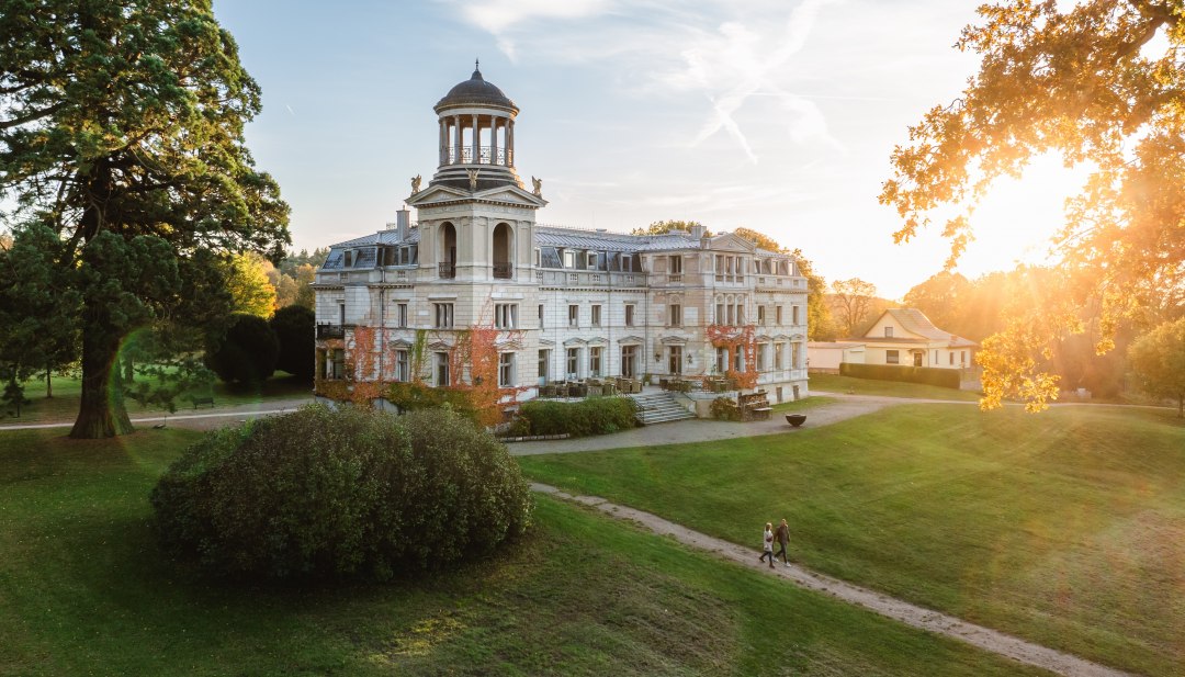 Kasteel Kaarz in Mecklenburg in het avondlicht, omringd door parken en bezoekers van de Midzomer Remise.