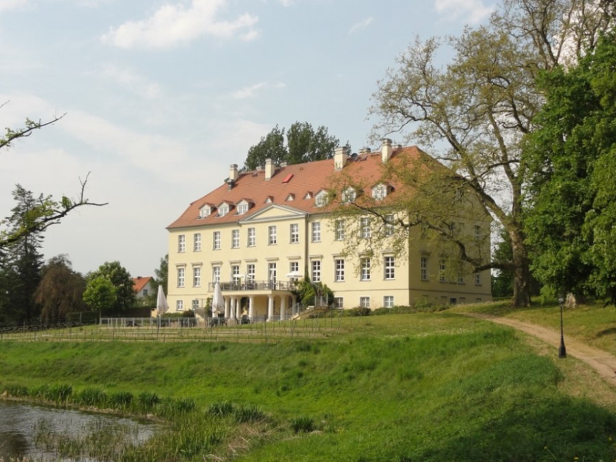 Rattey Castle - rear view, © B. Fischer