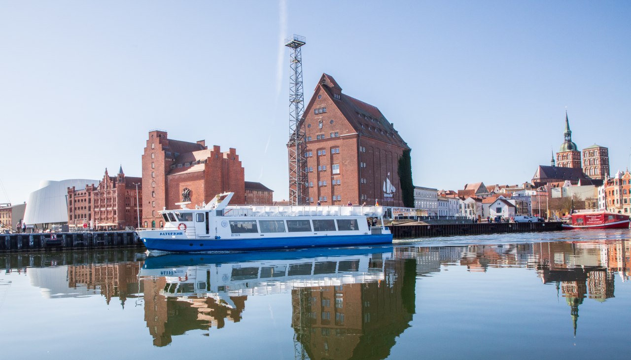Harbor tours Stralsund with the passenger ship "Altefähr"., © Weiße Flotte GmbH
