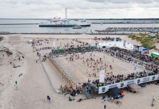 De Strand Arena Warnem&uuml;nde vanuit de lucht tijdens Battle The Beach. De wedstrijdarena tijdens het Functional Fitness Event., &copy; Sebastian Hugo Scholz-Witzel