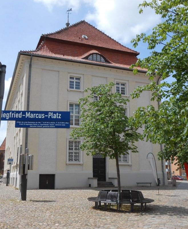 Widok na Marcus-Platz i ratusz w Malchin // &copy; Monika Kr&ouml;ger