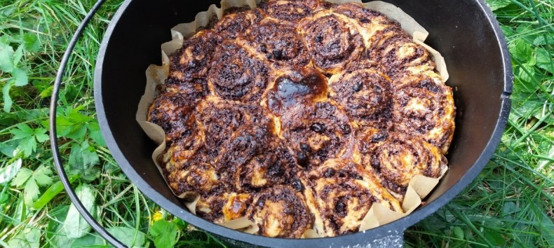 Zimtwecken aus dem Dutch Oven // &copy; Martin Hagemann