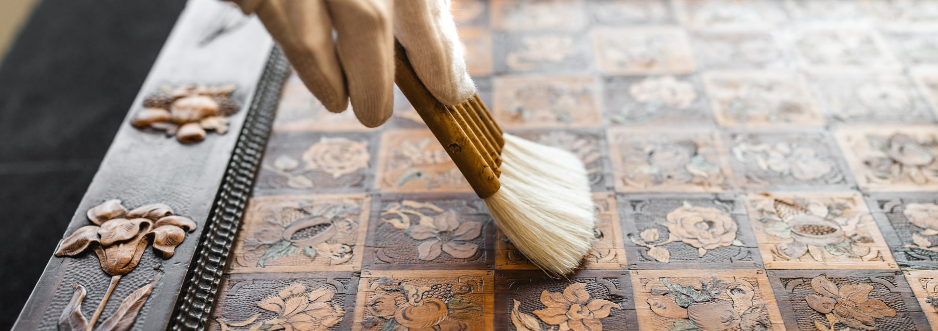 Voorzichtig borstelen: de museumstukken worden met de hand schoongemaakt en gerestaureerd, © TMV/Gross